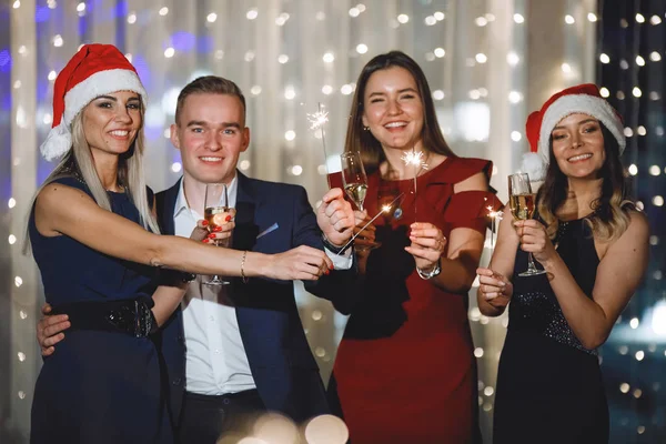 Eine Gruppe Von Menschen Steht Mit Sektgläsern Und Wunderkerzen Mützen — Stockfoto