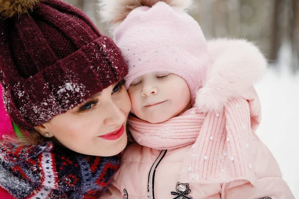 Μαμά Και Κόρη Αγκαλιάζονται Ένα Χιονισμένο Πάρκο Χειμώνα — Φωτογραφία Αρχείου