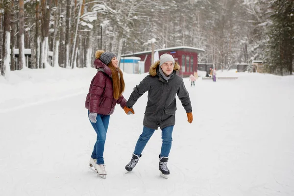 Couple Homme Femme Sur Patinoire Hiver — Photo