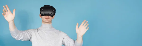 Νεαρός Άνδρας Γυαλιά Εικονικής Πραγματικότητας Απωθεί Συναισθηματικά Υψώνοντας Χέρια Του — Φωτογραφία Αρχείου