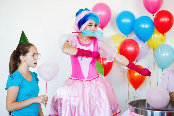 Barnens Födelsedagsfest Tonåringar Mössor Och Älva Gör Godis Tandtråd — Stockfoto