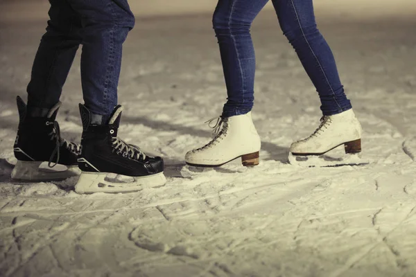 Мужские Женские Ноги Катаются Коньках Льду Катка Зимой Открытом Воздухе — стоковое фото