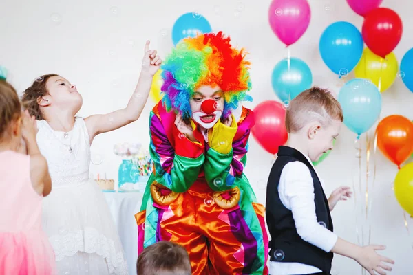 Crianças Brincam Divertem Com Palhaço Uma Festa Aniversário — Fotografia de Stock