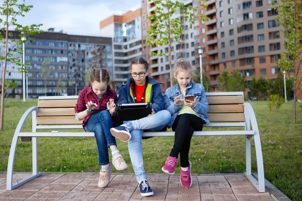 Três Adolescente Com Smartphone Tablet Sentado Banco Parque Cidade Verão — Fotografia de Stock