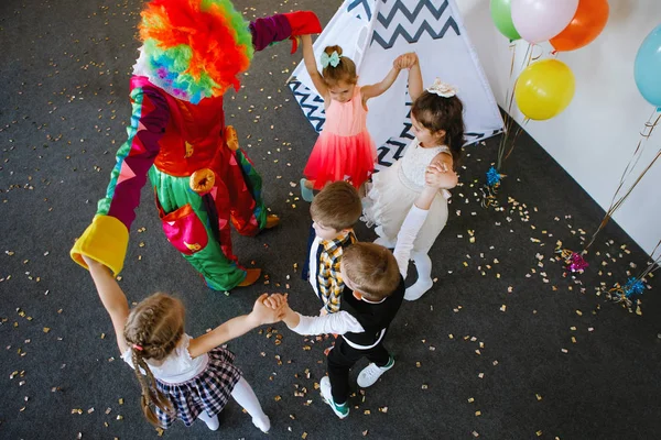 Crianças Brincam Divertem Com Palhaço Uma Festa Aniversário — Fotografia de Stock