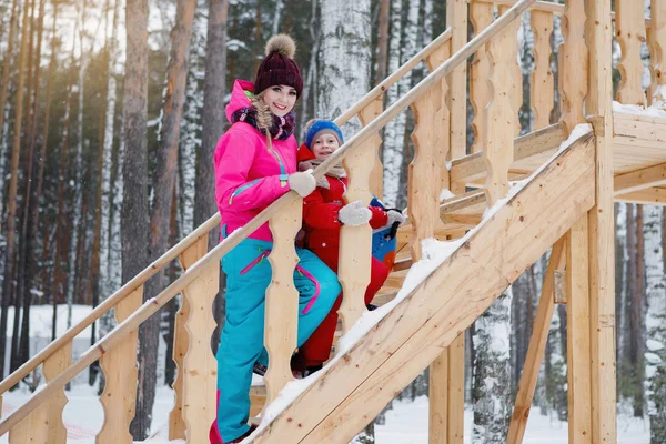 Vrouw Kind Klimmen Een Houten Glijbaan Winter Russisch Plezier Heldere — Stockfoto