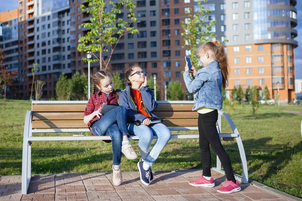 Tre Tonåriga Flicka Med Smartphone Fotograferas Bänk Stadspark Sommaren — Stockfoto