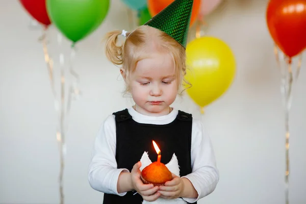 Дівчина Кепці Вибухає Свічка День Народження Торт — стокове фото