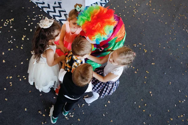 Bambini Giocano Divertono Con Clown Una Festa Compleanno — Foto Stock