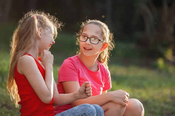 Две Девочки Сидят Смеются Разговаривают Городском Парке — стоковое фото