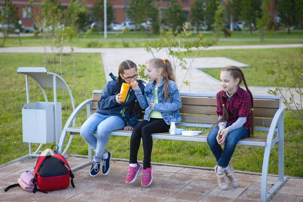 Les Adolescentes Mangent Sur Banc Dans Parc Ville Nourriture Saine — Photo