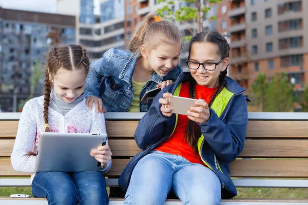 Três Adolescente Com Smartphone Senta Banco Parque Cidade Verão — Fotografia de Stock