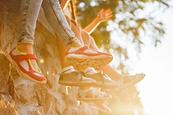 Kindervoeten Heldere Schoenen Zittend Een Stenen Muur Tieners Gelukkige Kindertijd — Stockfoto