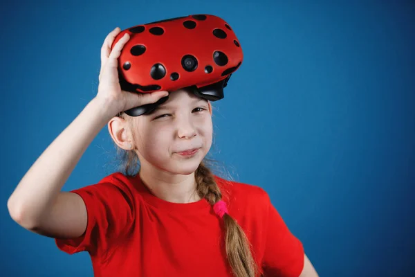Blondýny Teen Dívka Hraje Brýlemi Virtuální Reality Počítačové Hry Modré — Stock fotografie