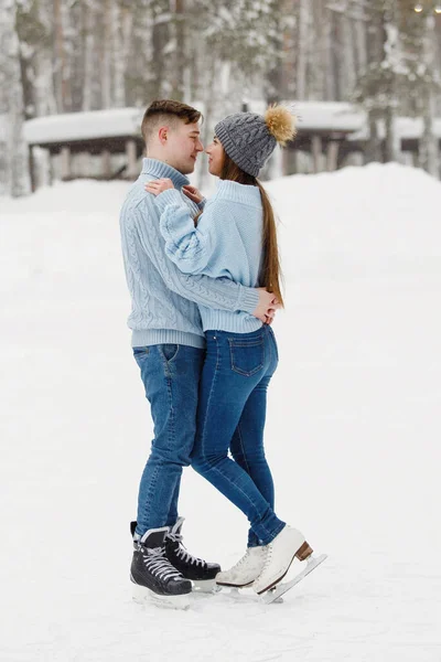Pareja Joven Abrazándose Besándose Patines Pista Parque Invierno —  Fotos de Stock