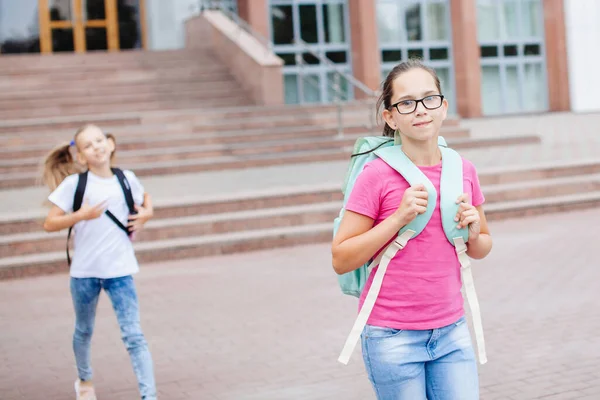 Deux Écoliers Munis Sac Dos Quittent École Après Les Cours — Photo