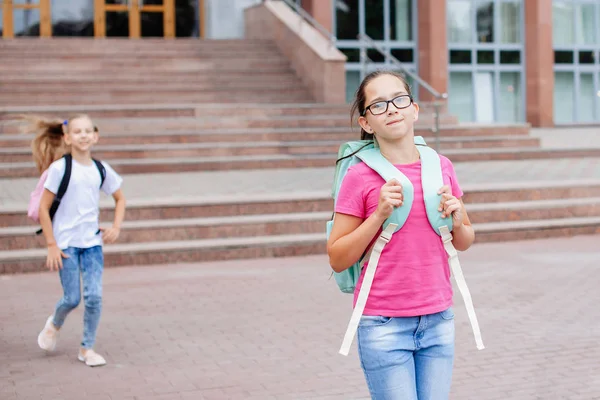 Deux Écoliers Munis Sac Dos Quittent École Après Les Cours — Photo