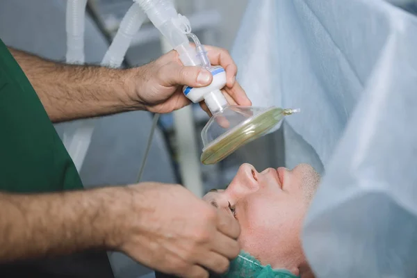 Anestesiólogo Pone Una Máscara Para Anestesia Por Inhalación Paciente Antes —  Fotos de Stock