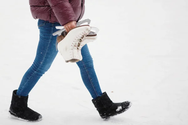 Girl Carries Skates Figure Skating Her Hands — Stock Photo, Image