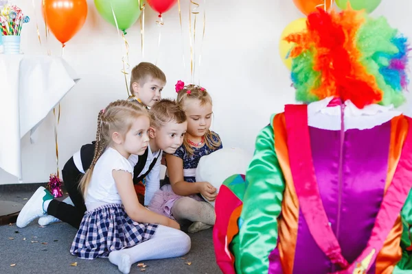 Bambini Giocano Divertono Con Clown Una Festa Compleanno — Foto Stock