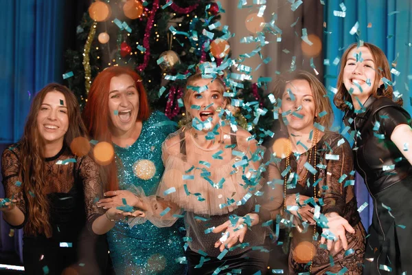 Vriendengroep Viert Het Nieuwe Jaar Met Confetti Bij Kerstboom Mensen — Stockfoto