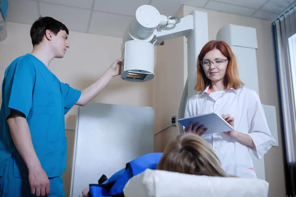 Hemşire Doktor Radyoloji Uzmanı Hastanın Röntgenini Tıbbi Muayenehanedeki Cihazdan Çekiyorlar — Stok fotoğraf