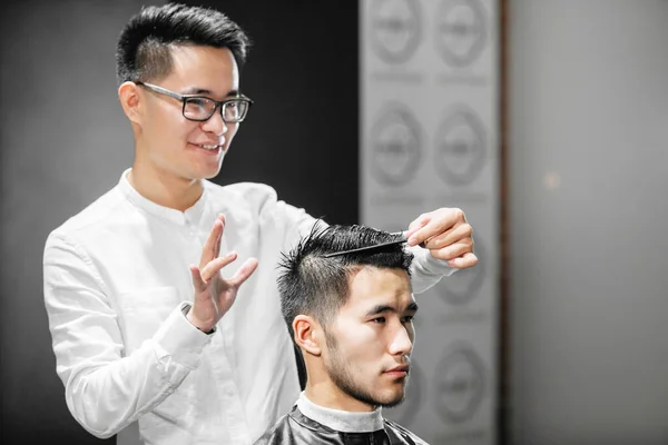 Jonge Man Kapper Doet Haar Styling Het Hoofd Van Een — Stockfoto