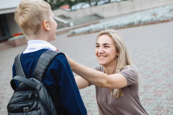 Madre Reúne Hijo Frente Escuela —  Fotos de Stock