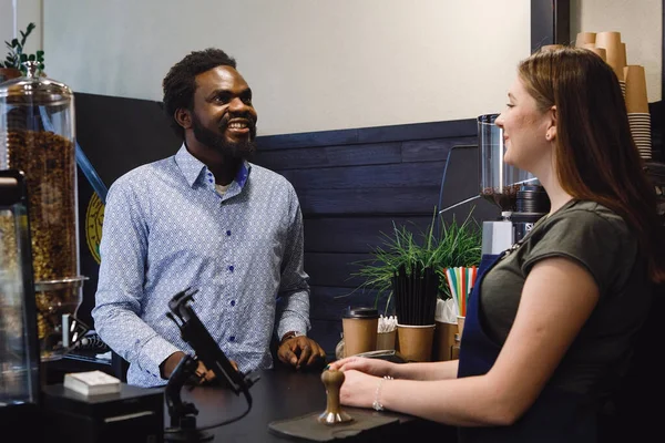 Afrikansk Man Med Skägg Köper Kopp Kaffe Vid Bardisk Ett — Stockfoto