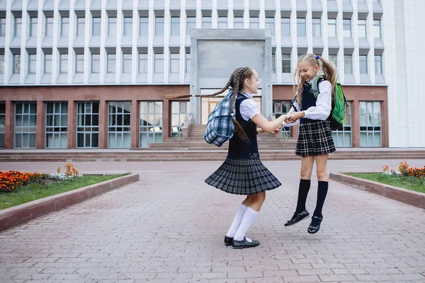 Dos Colegialas Uniforme Reunieron Pusieron Pie Abrazándose Frente Escuela — Foto de Stock
