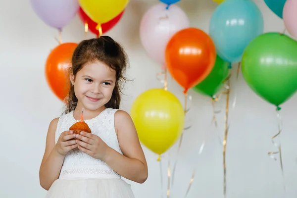 Flickan Blåser Ett Födelsedagsljus Tårta — Stockfoto