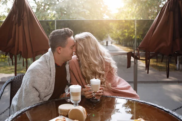 Deux Amants Homme Une Femme Une Table Dans Café Câlin — Photo