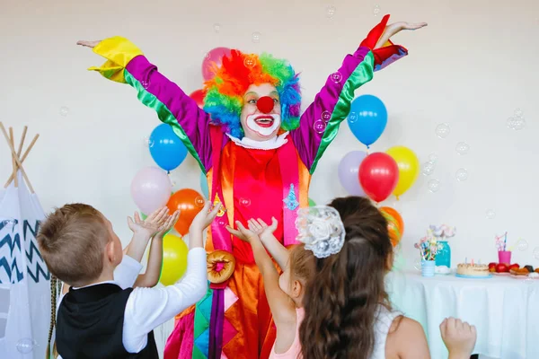 Barn Leker Och Har Kul Med Clown Födelsedagsfest — Stockfoto