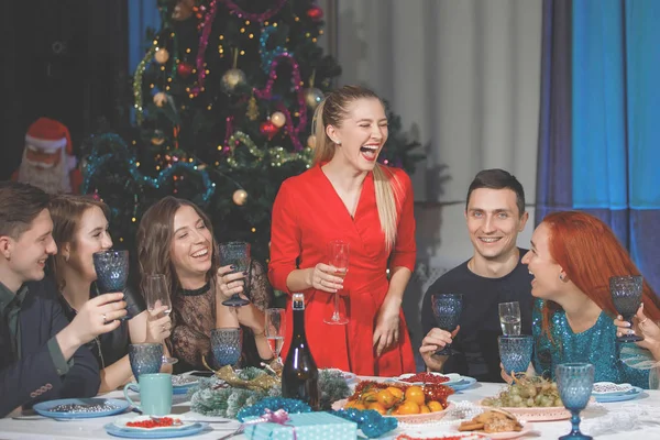 Blonde Frau Rot Stößt Mit Freunden Tisch Auf Weihnachten Und — Stockfoto