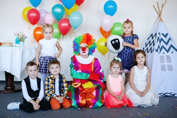 Dzieci Bawią Się Bawią Klaunem Przyjęciu Urodzinowym — Zdjęcie stockowe