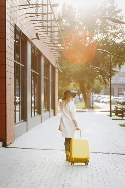 Žena Kotníkových Botách Klobouku Žlutým Kufříkem Béžovém Kabátě Kráčející Poblíž — Stock fotografie