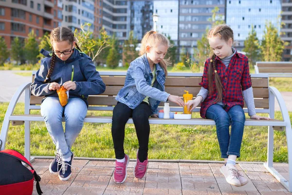 Tre Tonårsflickor Äter Bänk Stadspark Hälsosam Mat Lunchlåda Människor Barn — Stockfoto