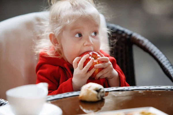 Little Blonde Girl Tail Eats Apple Table Cafe — Stockfoto