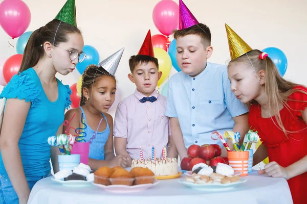 Crianças Uma Celebração Aniversário Com Bolas Bonés Doces Risos — Fotografia de Stock