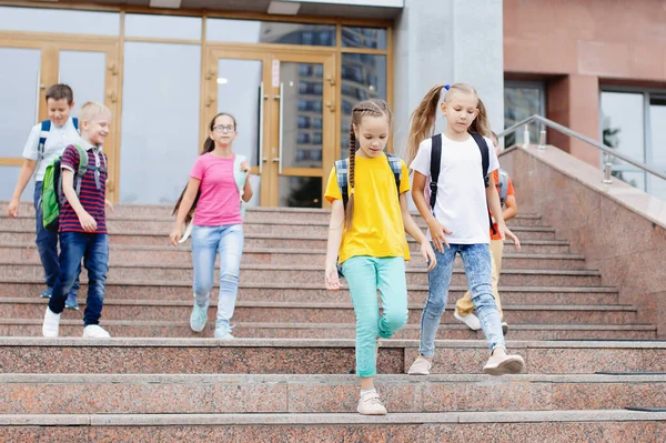 Grupp Skolbarn Med Ryggsäckar Springa Upp Från Skolan Efter Lektionen — Stockfoto