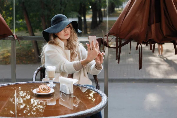 Portrait Une Femme Blonde Coiffée Chapeau Noir Une Table Dans — Photo