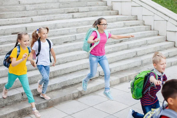 Niños Adolescentes Ropa Colorida Con Mochilas Están Subiendo Las Escaleras — Foto de Stock