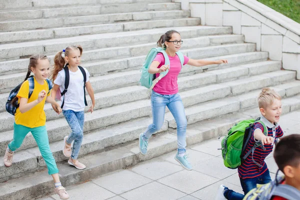 Kinderen Tieners Kleurrijke Kleren Met Rugzakken Lopen Trap Naar School — Stockfoto