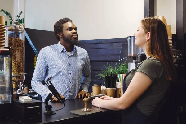 Hombre Africano Con Barba Compra Una Taza Café Bar Barista —  Fotos de Stock