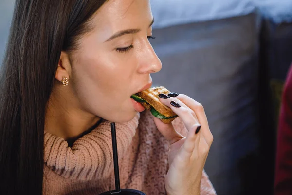 Kadın Kafede Sandviç Yiyor Yakın Plan — Stok fotoğraf
