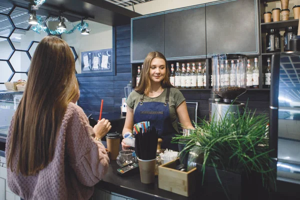 Barista Kvinna Ett Förkläde Serverar Kaffe Pappmugg Till Kund Vid — Stockfoto