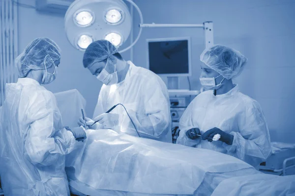 Tres Cirujanos Durante Cirugía Abdominal Uniformes Azules Guantes Látex Instrumentos — Foto de Stock