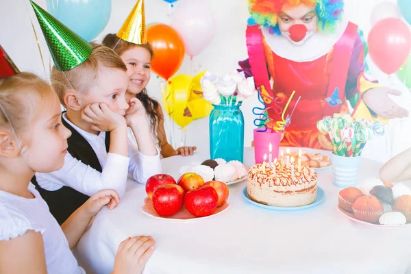 Crianças Brincam Divertem Com Palhaço Uma Festa Aniversário — Fotografia de Stock