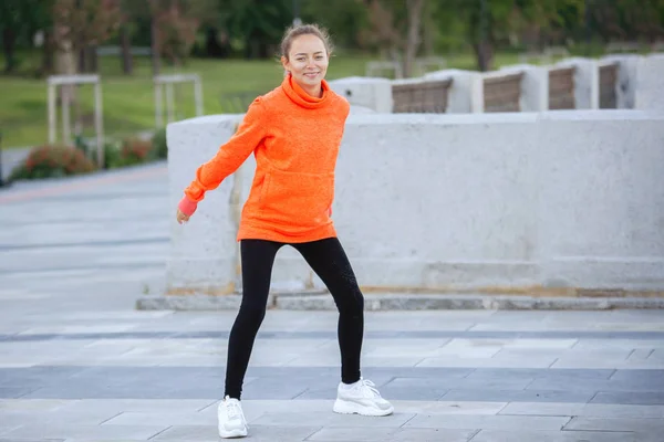 Donna Che Esercizi Yoga Formazione Una Strada Della Città Estate — Foto Stock