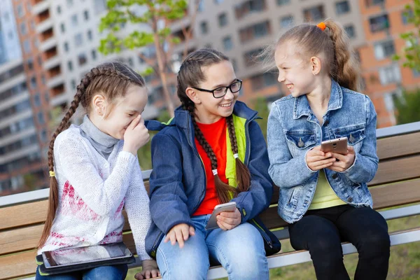 Tre Tonårstjej Med Smartphone Sitter Bänk Sommarstadspark — Stockfoto